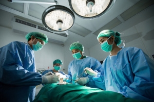 chirurghi-sala-operatoria-3-300x200.jpg